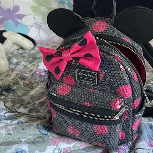 Loungefly mini mouse purse.
